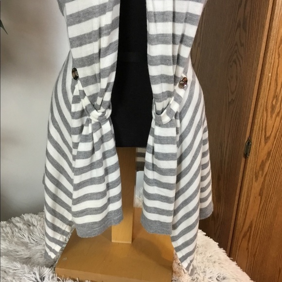 Rue 21 small sleeveless gray and white cardigan - Picture 2 of 9